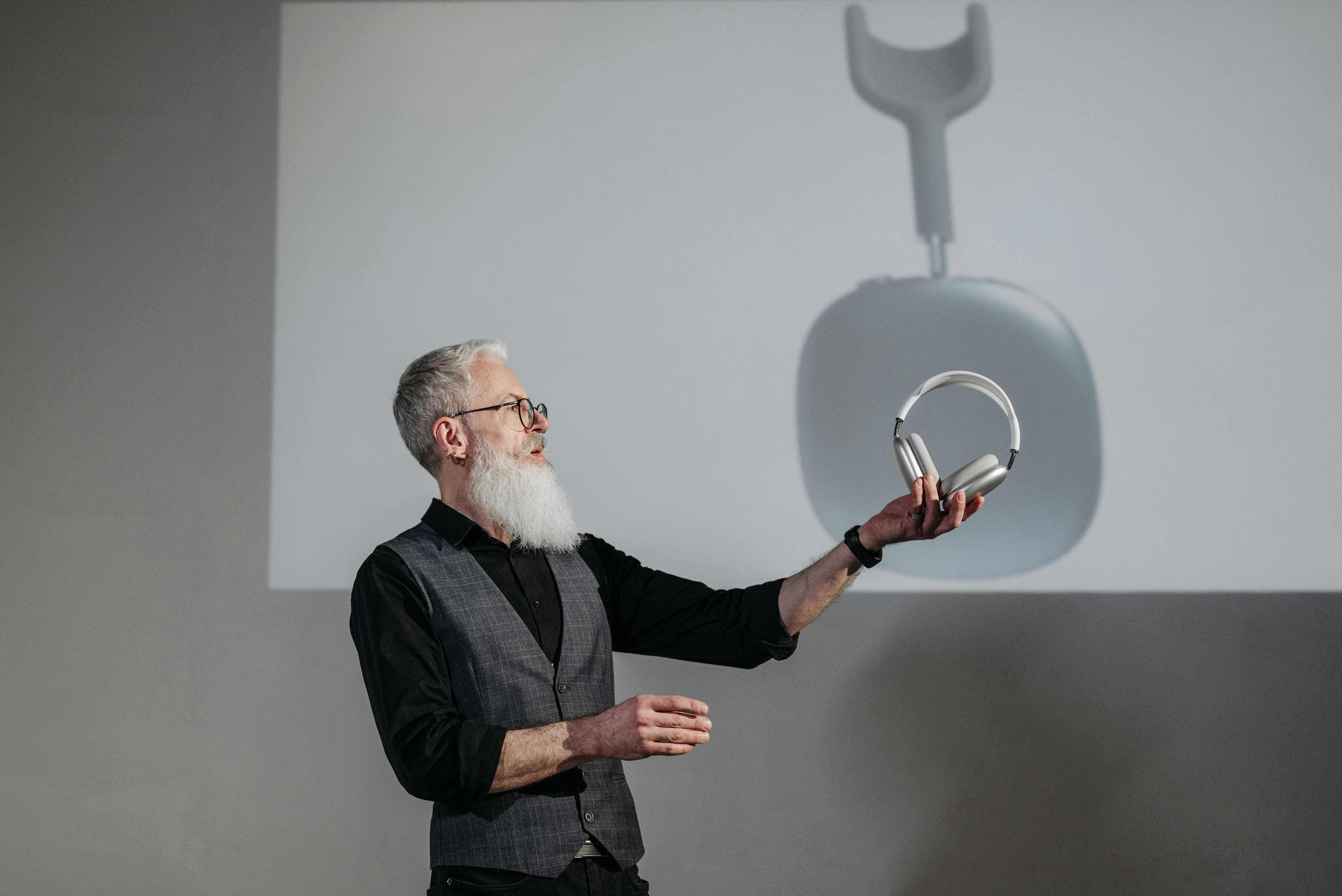 mezczyzna prezentujacy sluchawki